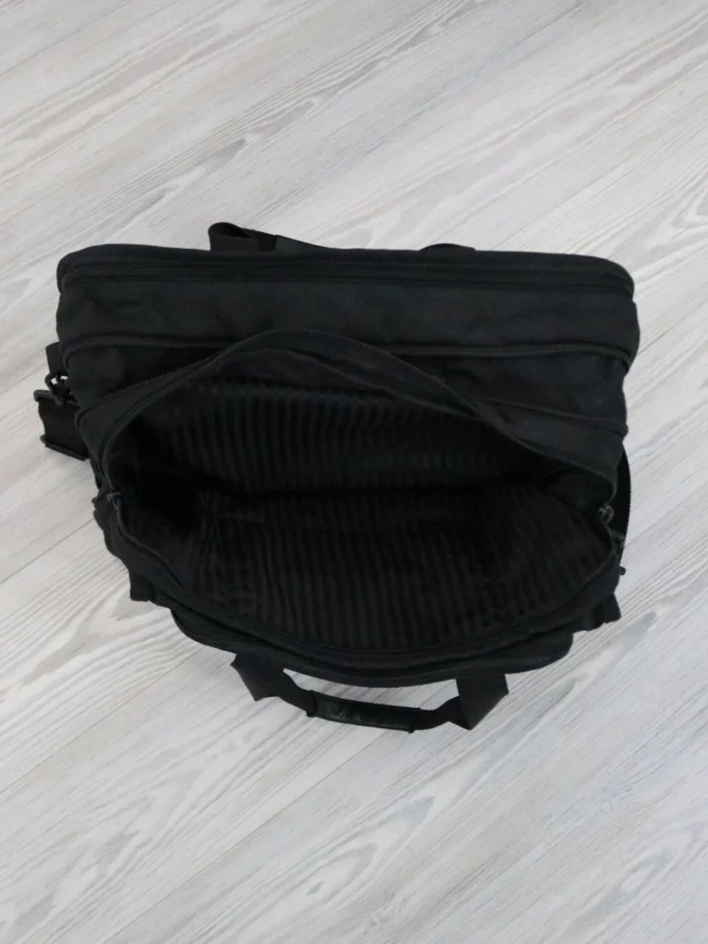 TUMI Alpha Black Expandable Briefcase Organizer Corporate Nylon Shoulder Bag USA